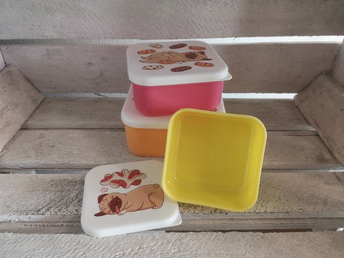 3x verschiedene Brotbuechsen aus buntem Plastik mit Hundemotiven