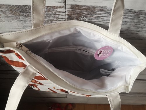 Ansicht von oben auf Beutel mit Innenfutter und Reisverschluss